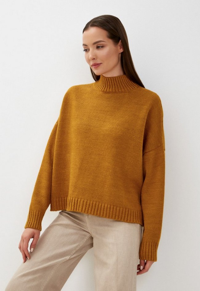 Вязаный свитер De Fil Blanc. Цвет: желтый.  Сезон: Осень-зима
