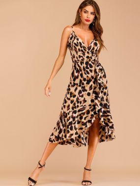 Леопардовое платье на бретелях с запахом и оборкой