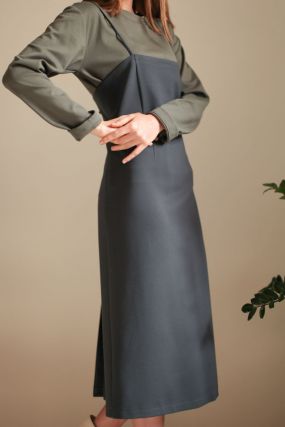 Платье-сарафан Черешня темно-серое на бретельках с разрезом (38-42)