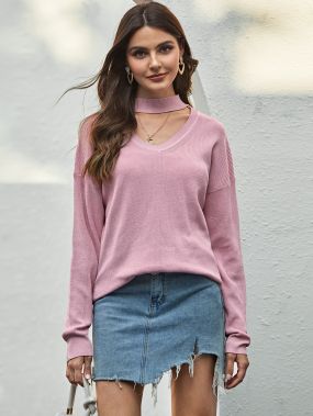 Однотонный свитер-пуловер с оригинальным вырезом