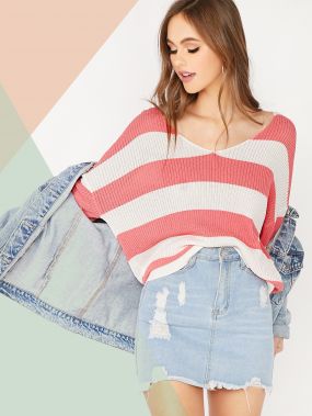 Полосатый пуловер с V-образным вырезом и заниженной линией плеч