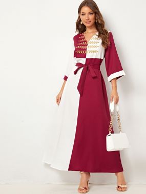 Двухцветное платье с поясом и вышивкой