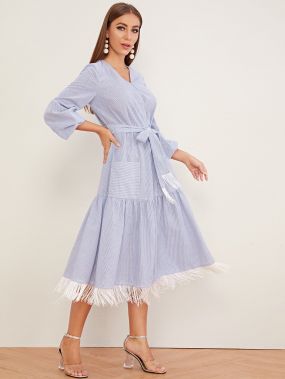 Платье в полоску с оригинальным рукавом, бахромой и поясом