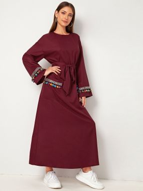 Платье с карманом, бахромой и вышивкой