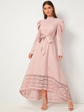 Платье с поясом, кружевом, оригинальным рукавом и воротником-стойка