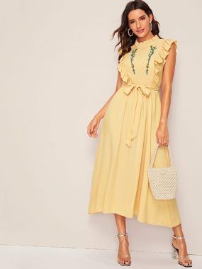 Платье с воротником-стойкой, цветочной вышивкой и поясом