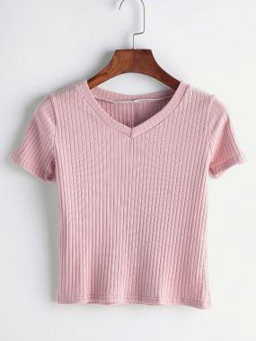 Розовая футболка в рубчик с V-образным вырезом