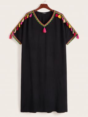 Платье с оригинальным рукавом, бахромой и вышивкой