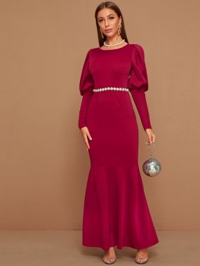 Облегающее платье с оригинальным краем и цепочкой из жемчугов