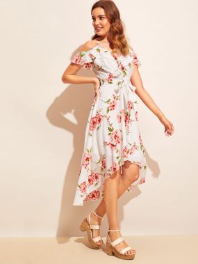 Асимметричное платье с открытыми плечами, цветочны принтом и поясом