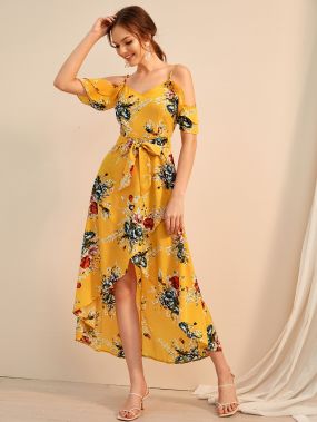 Платье с открытым плечом и цветочным принтом