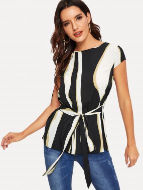 Контрастная блузка с поясом и оригинальным рукавом
