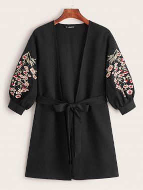 Пальто с поясом и оринальным рукавом и цветочной вышивкой