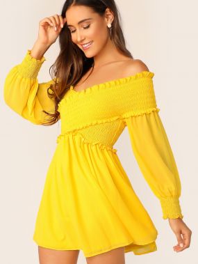 Неоновое желтое платье на запах с открытыми плечами