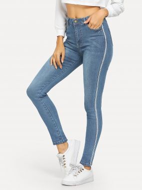 Контрастные обтягивающие джинсы в полоску