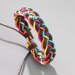 Контрастный плетеный браслет
