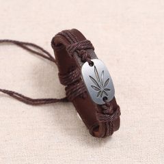 Плетеный браслет с кленовым листом
