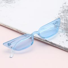 Солнцезащитные очки с тонированными линзами в форме 