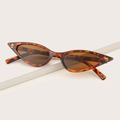 Солнцезащитные очки с тонированными линзами в форме 