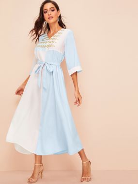 Двухцветное платье с поясом и вышивкой