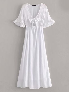 Приталенное расклешенное платье с завязкой и вышивкой