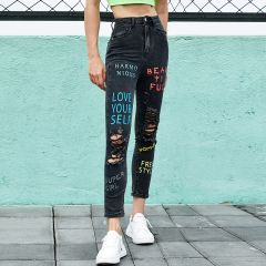 Рваные джинсы с текстовым принтом