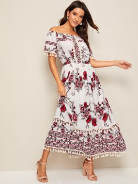 Длинное платье с открытыми плечами и цветочным принтом