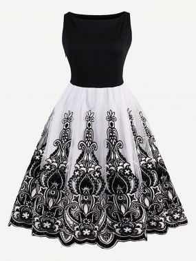 Модное платье с сетчатой вставкой и цветочной вышивкой