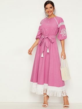 Платье с кружевной вставкой, цветочной вышивкой и поясом