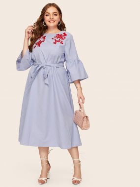Платье с поясом, вышивкой и оригинальным рукавом размера плюс