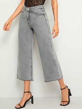 Короткие широкие джинсы с необработанным низом