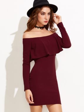 Бордовое облегающее платье с воланами с открытыми плечами