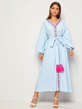 Платье с цветочной вышивкой, бахромой и поясом
