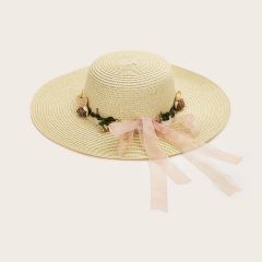 Соломенная шляпа с декором цветка