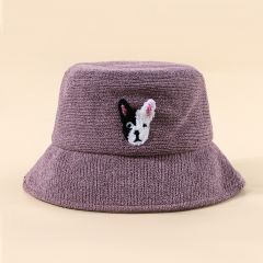 Вязаная шляпа с вышивкой собаки