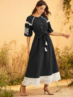 Платье с кружевной вставкой, цветочной вышивкой и поясом